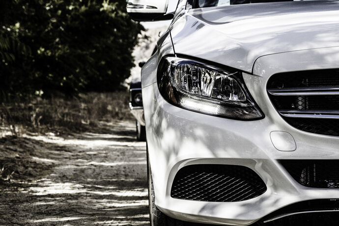 我有一台2016年出廠的BENZ A45的汽車，但是行照上是公司的名字，這樣我可以汽車借款免留車嗎？
